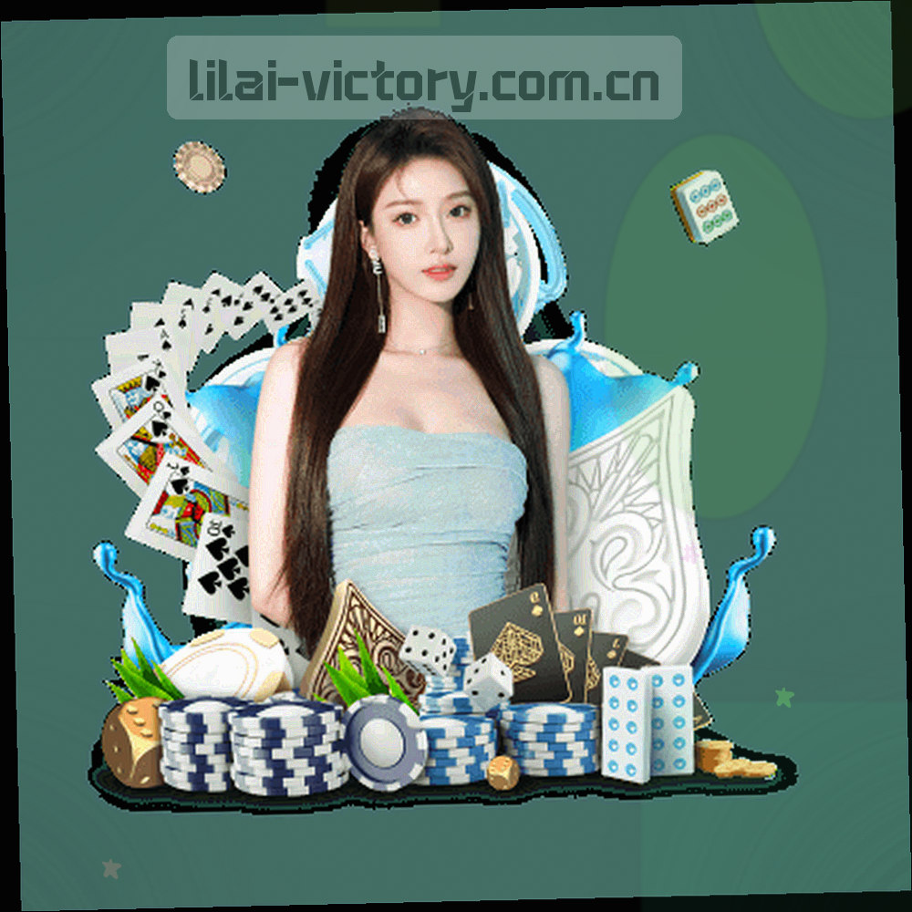 球场中线与中圈的俯视构图，草皮深浅形成几何分割